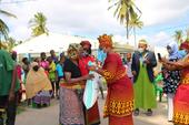 Esposa do Governador de Nampula  procede entrega de Kits de produtos alimentares às famílias desfavorecidas em Namutequeliua