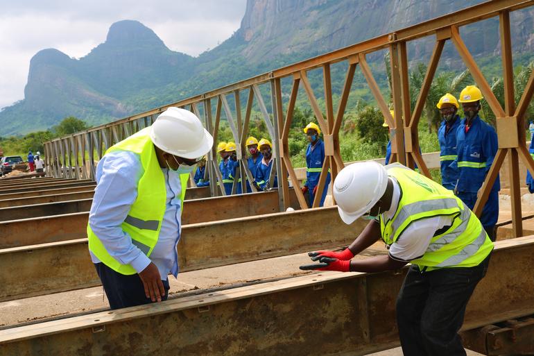 Governador de Nampula efectua uma visita de monitoria dos trabalhos da reposição da ponte destruida na estrada Nacional nº13